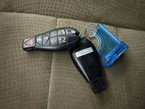 Used 2014 Chrysler Town & Country Touring image 58