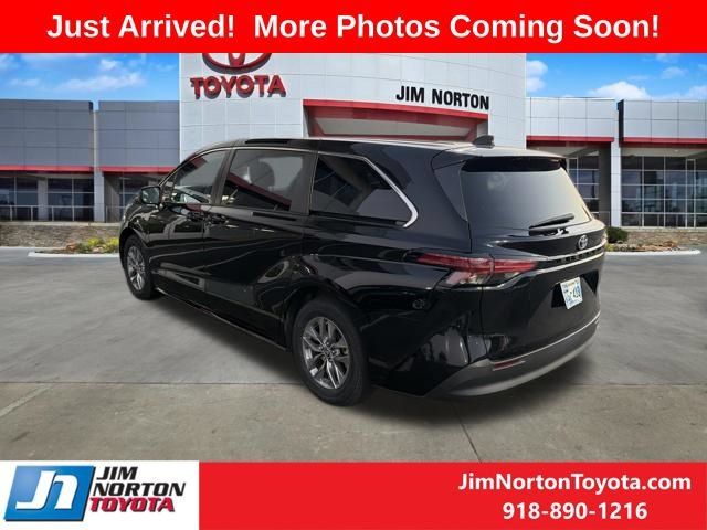Used 2022 Toyota Sienna LE FWD image 4