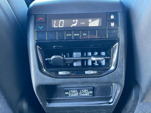 Used 2023 Jeep Grand Cherokee L Laredo image 28