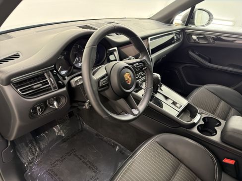 Used 2025 Porsche Macan AWD/4WD image 4