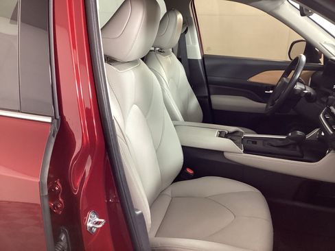 Used 2024 Toyota Grand Highlander AWD image 8