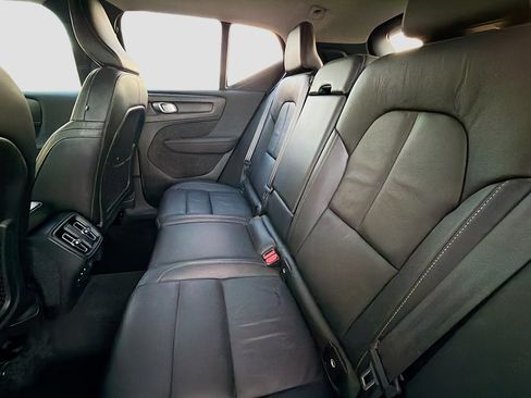 Used 2022 Volvo XC40 T5 Momentum image 21