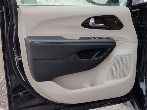 Used 2023 Chrysler Pacifica Limited image 23