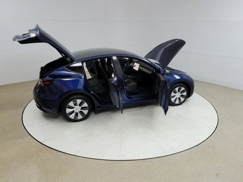 Used 2021 Tesla Model Y Long Range image 24