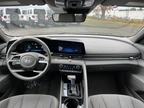 Used 2025 Hyundai Elantra SEL image 32