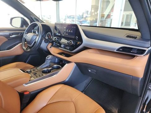 Used 2023 Toyota Highlander Platinum image 29