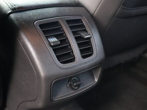 Used 2015 Ford Taurus SEL FWD image 18