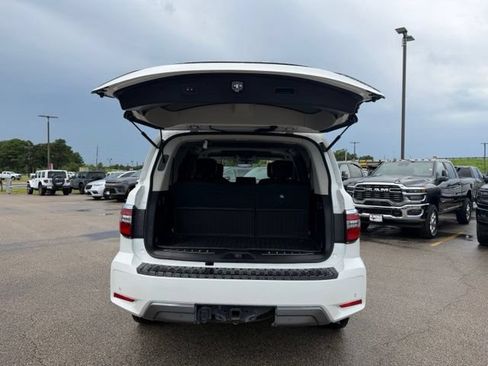 Used 2023 Nissan Armada Platinum w/ Captain's Chairs Package RWD image 9