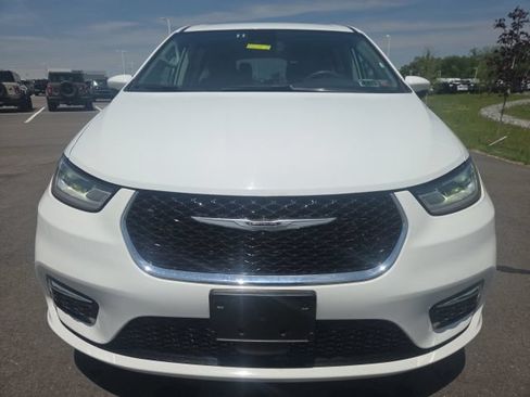 Used 2023 Chrysler Pacifica Touring-L FWD image 3