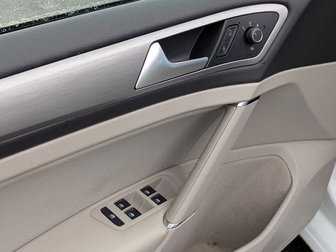 Used 2017 Volkswagen Golf S image 11