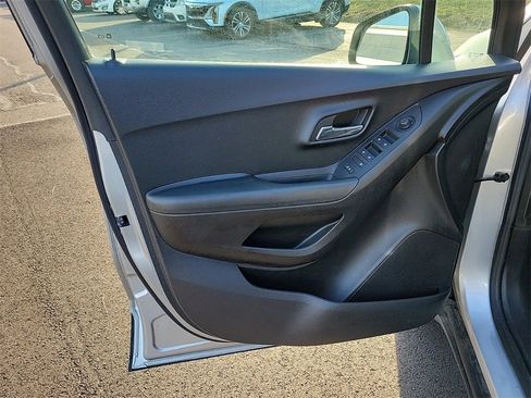 Used 2018 Chevrolet Trax LS image 18