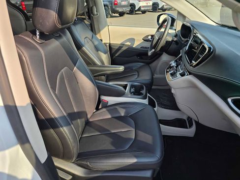 Used 2024 Chrysler Pacifica Limited FWD image 13