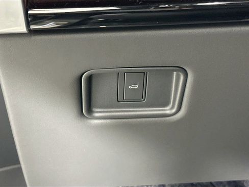 Used 2026 Land Rover Range Rover Long Wheelbase SE AWD/4WD image 10
