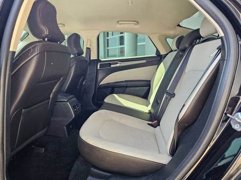 Used 2019 Ford Fusion SE w/ Equipment Group 151A FWD image 14