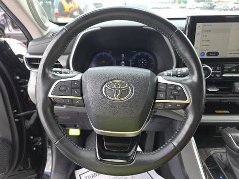 Used 2023 Toyota Highlander Limited FWD image 7