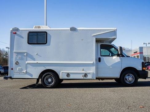 Used 2009 Chevrolet Express 3500 image 3