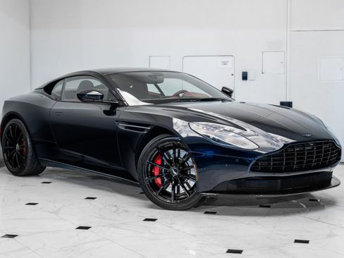 Used 2023 Aston Martin DB11 Coupe image 40