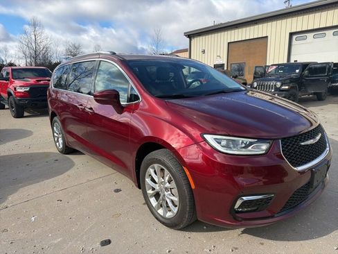 Used 2021 Chrysler Pacifica Touring-L w/ Uconnect Theater Family Group image 3