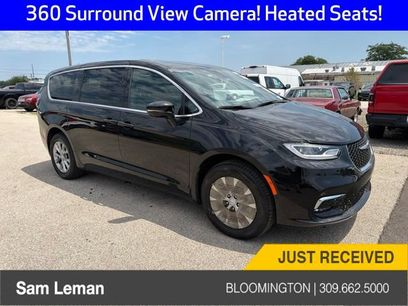 Used 2026 Chrysler Pacifica Select