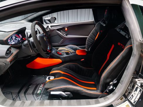 Used 2021 Lamborghini Huracan STO RWD image 53