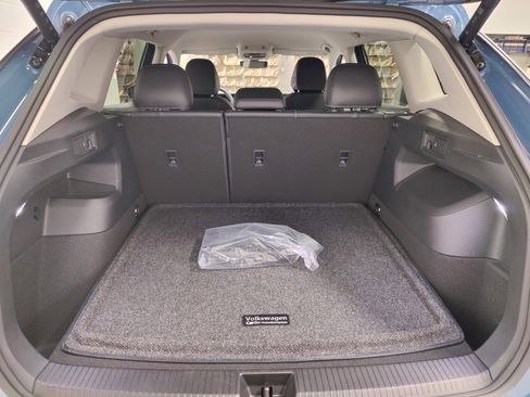 Used 2025 Volkswagen Tiguan SE image 11