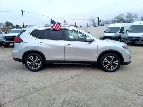 Used 2020 Nissan Rogue SV w/ Premium Package image 8