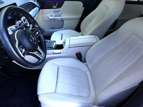 Used 2021 Mercedes-Benz GLB 250 4MATIC w/ Premium Package image 9