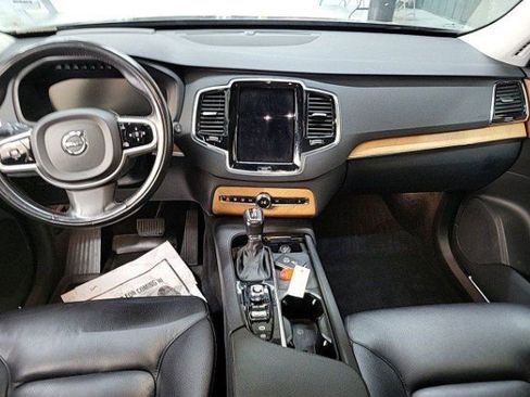 Used 2021 Volvo XC90 T6 Momentum w/ Advanced Package image 3