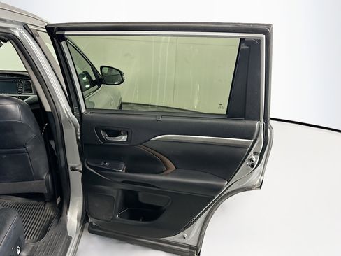 Used 2018 Toyota Highlander Limited Platinum AWD/4WD image 31