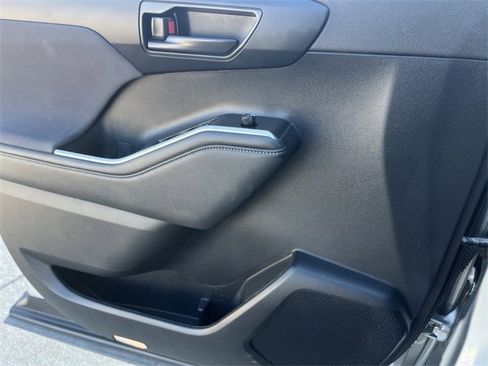 Used 2023 Toyota Highlander LE image 26