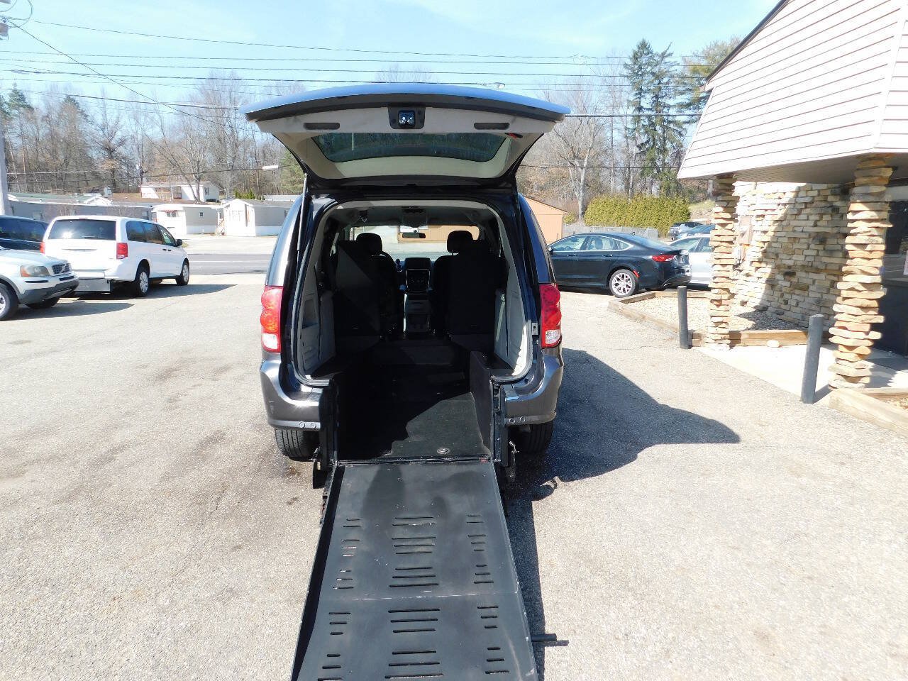 Used 2016 Dodge Grand Caravan SE w/ Quick Order Package 29E SE FWD image 2