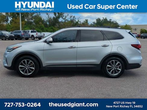 Used 2017 Hyundai Santa Fe SE FWD image 2