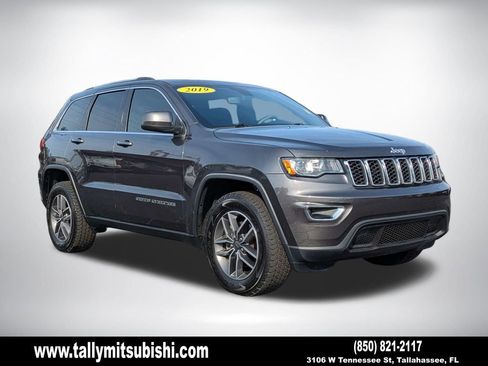 Used 2019 Jeep Grand Cherokee Laredo w/ 18" Wheel & 8.4" Radio Group AWD/4WD image 1