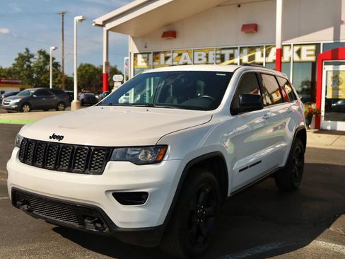 Used 2018 Jeep Grand Cherokee Laredo AWD/4WD image 1