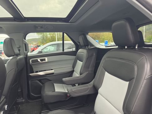 Used 2022 Ford Explorer XLT w/ Equipment Group 202A AWD/4WD image 13
