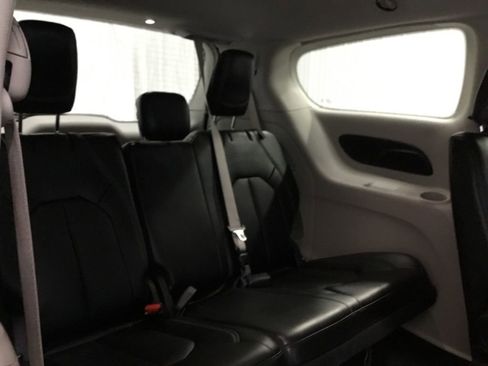Used 2024 Chrysler Pacifica Touring-L FWD image 17