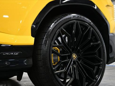 Used 2025 Lamborghini Urus SE AWD/4WD image 4