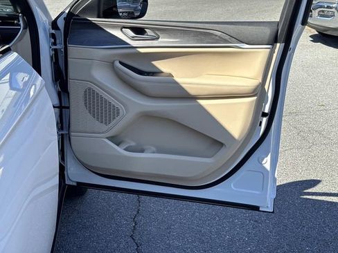 Certified 2023 Jeep Grand Cherokee Limited w/ Trailer Tow Prep Group (B) image 10