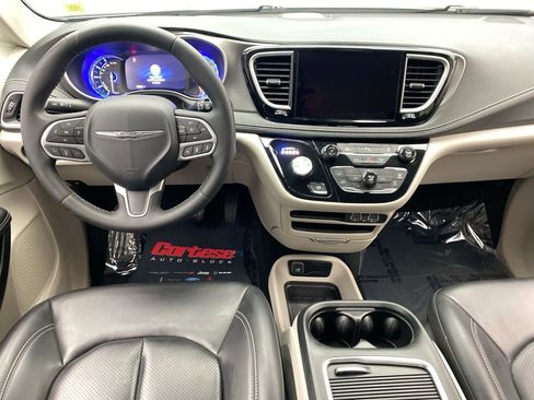 Used 2023 Chrysler Pacifica Touring-L FWD image 15