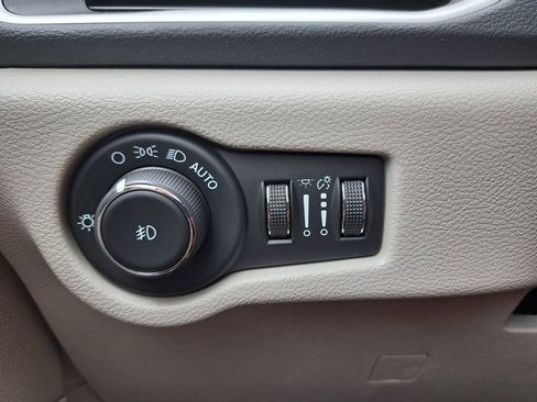 Used 2024 Chrysler Pacifica Touring-L FWD image 15