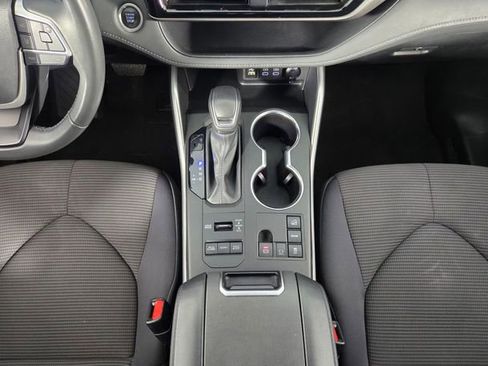 Used 2024 Toyota Highlander LE image 25