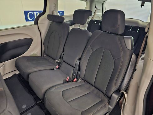 Used 2018 Chrysler Pacifica Touring Plus w/ Tire & Wheel Group FWD image 34