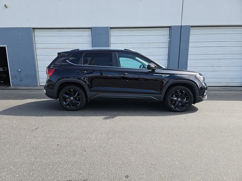 Used 2022 Volkswagen Taos SE w/ Panoramic Sunroof Package FWD image 4