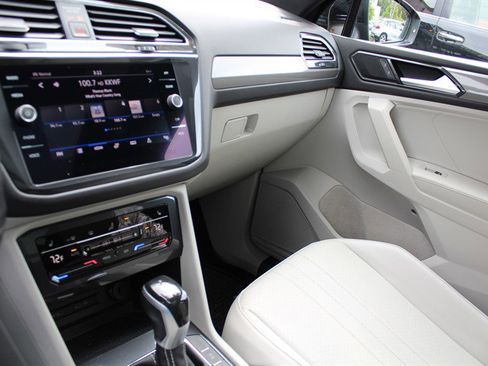 Used 2022 Volkswagen Tiguan SE R-Line image 17