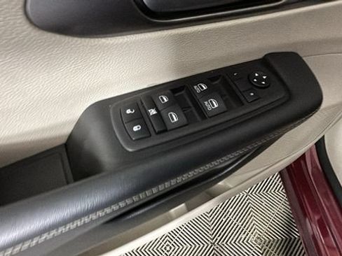 Used 2023 Chrysler Pacifica Touring-L FWD image 10