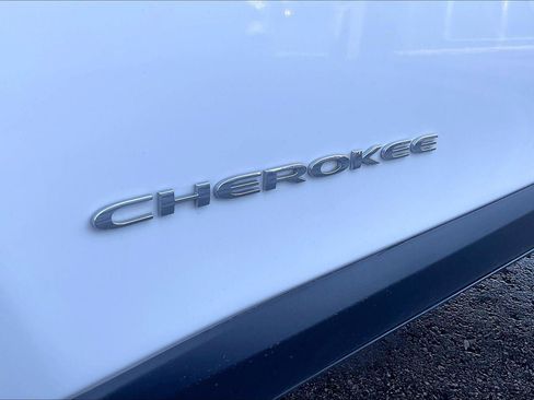 Used 2020 Jeep Cherokee Latitude w/ Cold Weather Group AWD/4WD image 31