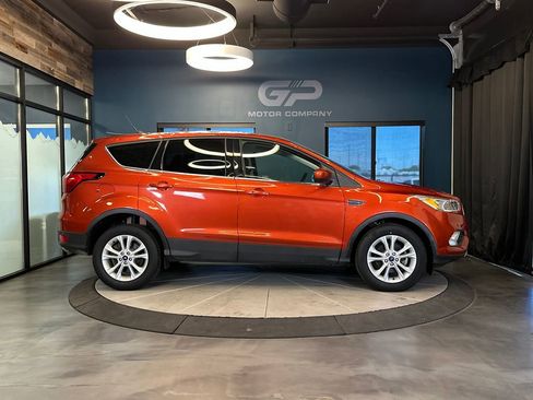 Used 2019 Ford Escape SE FWD image 2