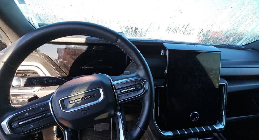 Used 2025 GMC Yukon XL Denali AWD/4WD image 3