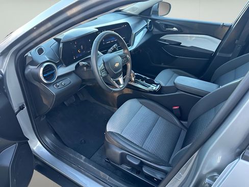 Used 2025 Chevrolet Trax LT w/ LT Convenience Package image 10