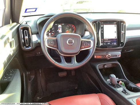 Used 2019 Volvo XC40 T5 Momentum AWD/4WD image 12